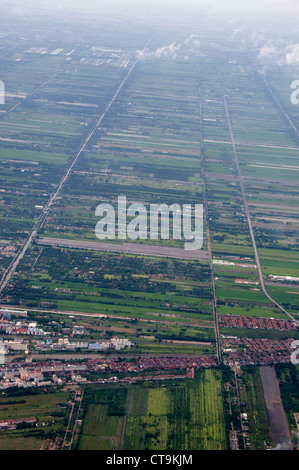 Campagna locale e i quartieri vicino all'Aeroporto Internazionale di Suvarnabhumi a Bangkok, in Thailandia Foto Stock