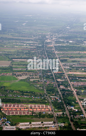 Campagna locale e i quartieri vicino all'Aeroporto Internazionale di Suvarnabhumi a Bangkok, in Thailandia Foto Stock