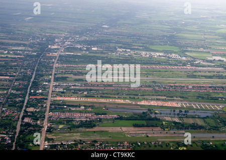 Campagna locale e i quartieri vicino all'Aeroporto Internazionale di Suvarnabhumi a Bangkok, in Thailandia Foto Stock