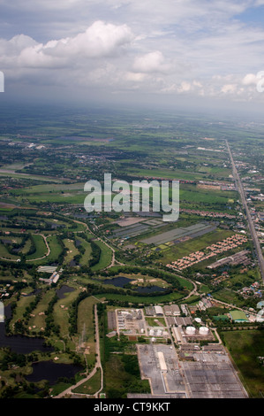 Campagna locale e i quartieri vicino all'Aeroporto Internazionale di Suvarnabhumi a Bangkok, in Thailandia Foto Stock