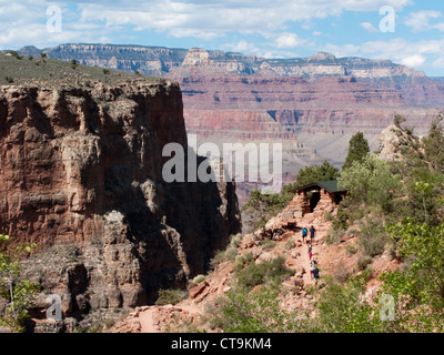 Vista del Grand Canyon, Arizona, Stati Uniti d'America dal di sopra 3 miglio Resthouse sul Bright Angel Trail Foto Stock