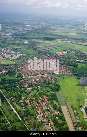 Campagna locale e i quartieri vicino all'Aeroporto Internazionale di Suvarnabhumi a Bangkok, in Thailandia Foto Stock