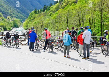 Escursioni in bicicletta,ciclisti,mountain Bike,Crystal Clear acqua di fusione,Lavertezzo, ponti,rocce,Valle Verzasca, Ticino, Svizzera Foto Stock