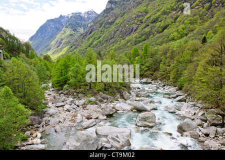 Escursioni in bicicletta,ciclisti,mountain Bike,Crystal Clear acqua di fusione,Lavertezzo, ponti,rocce,Valle Verzasca, Ticino, Svizzera Foto Stock