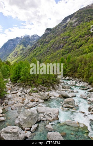 Escursioni in bicicletta,ciclisti,mountain Bike,Crystal Clear acqua di fusione,Lavertezzo, ponti,rocce,Valle Verzasca, Ticino, Svizzera Foto Stock