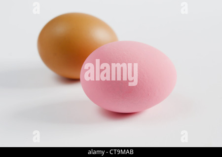 Duck egg conservati in cloruro di potassio o anche ammoniaca e uova su sfondo bianco Foto Stock