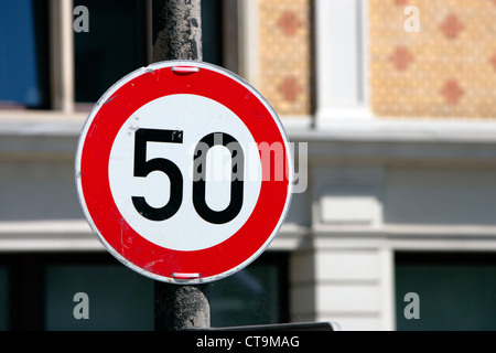 Berlino, segno di traffico - velocità massima 50 km / h Foto Stock