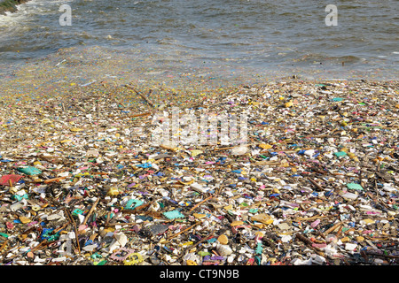 Immagine di un inquinata manila bay shore con rifiuti tossici flottanti. Foto Stock