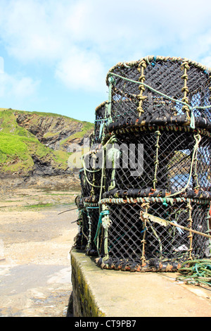 Fisherman's granchi e aragoste bicchieri impilati nella parte superiore di ogni altro nel porto di Port Isaac, Cornwall. In Inghilterra. Foto Stock