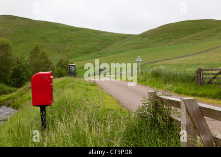 Postbox in una posizione remota nel Parco nazionale di Northumberland, Alwinton, Northumberland Foto Stock