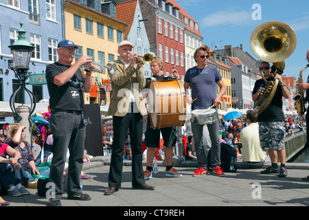 La Orion Brass Band a Nyhavn su una soleggiata giornata estiva gremita di appassionati di jazz e di turisti con una birra o facendo una crociera sul canale. Foto Stock