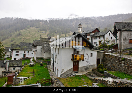 Lingua tedesca,dialetto unico,Casa al museo,speciali artigianato,la filatura della lana, Bosco/Gurin,Valle di Campo,vicino a Locarno, Svizzera Foto Stock