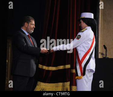 In Egitto il neo eletto presidente Mohamed Morsi assiste ad una cerimonia di laurea a dell'Egitto Accademia di polizia. Foto Stock