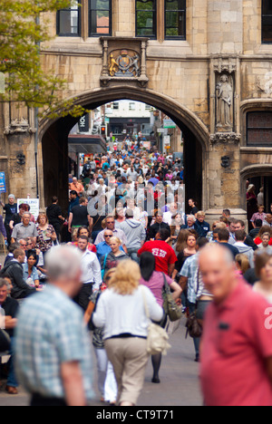 La folla sulla Strada Alta verso la pietra Bow Lincoln REGNO UNITO Foto Stock