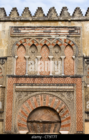 Santo Stefano Gate (Spagnolo: Puerta de San Esteban) design Islamico dettagli sulla facciata Cattedrale Mezquita di Cordova, Spagna. Foto Stock