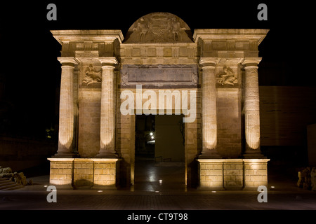 Gate Bridge (Spagnolo: Puerta del Puente) Triumphal arco rinascimentale illuminata di notte a Cordoba, Andalusia, Spagna. Foto Stock