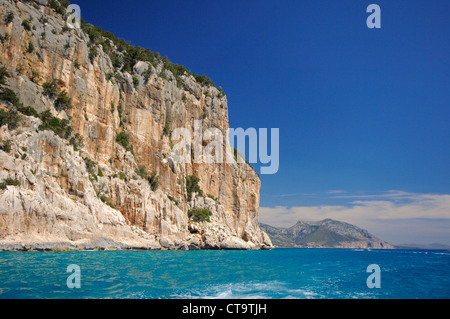 Scogliere a Cala Luna spiaggia, Cala Gonone, Dorgali, Sardegna, Italia, Europa Foto Stock