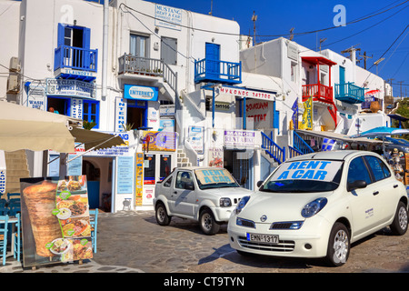 Chora Mykonos - una volta villaggio di pescatori, ora una roccaforte del turismo Foto Stock