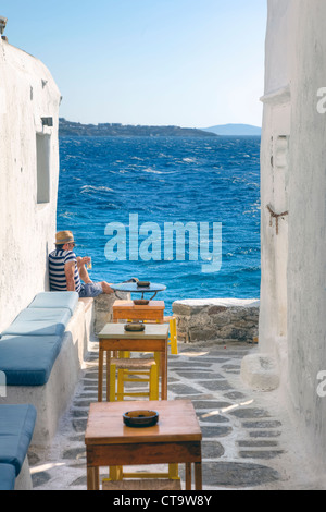 La Siesta in un bar a Mykonos, Grecia Foto Stock