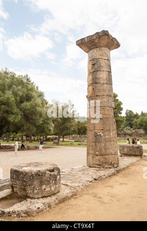 Un antica colonna nel tempio di Hera, Olympia, Grecia Foto Stock