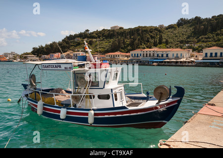 La pesca in barca ormeggiata in banchina, Katakolon, Grecia Foto Stock