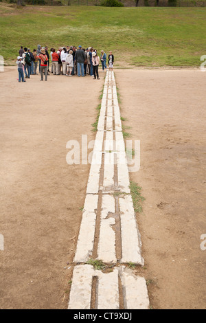 I turisti alla linea di partenza originale del Stadio Olimpico, Olympia, Grecia Foto Stock