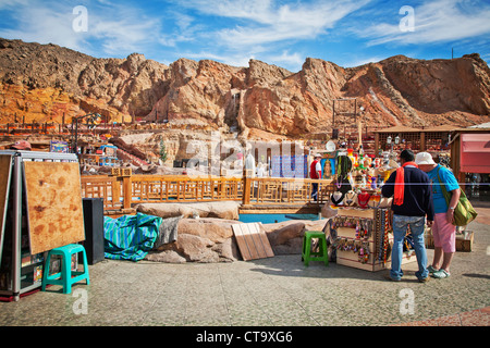 Medio Oriente. L'Egitto. Sharm El Sheikh. Turisti nel mercato locale. Foto Stock