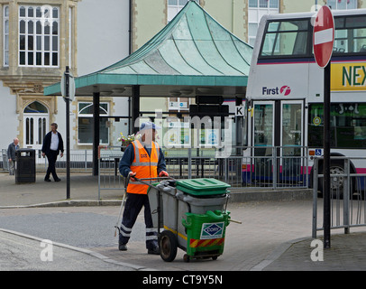 Un pulitore di via in Truro, Cornwall, Regno Unito Foto Stock