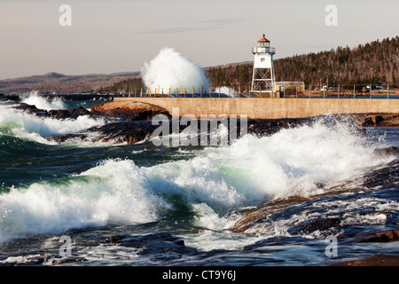 Onde ruvida sul Lago Superior crash contro il frangiflutti in Grand Marais, Minnesota. Foto Stock