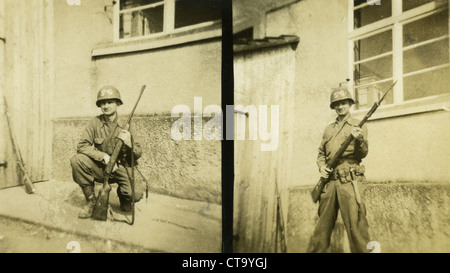 Soldier holding fucile bolt action durante la seconda guerra mondiale mauser k98k Foto Stock