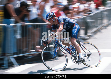 Lance Armstrong per i concorrenti la US Postal Service Team al 2002 New York City di Ciclismo. Foto Stock