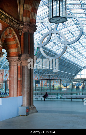 Atrio arrivi alla stazione ferroviaria internazionale di St Pancras Station Foto Stock