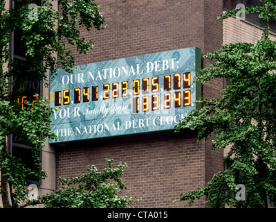 Il debito nazionale orologio in Manhattan, New York City è un display a matrice di punti che costantemente si aggiorna per mostrare il CI corrente di debito. Foto Stock