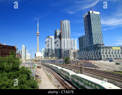 Una vista del centro cittadino di Toronto e la ferrovia che passa attraverso il centro della città Foto Stock