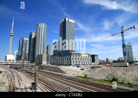 Una vista del centro cittadino di Toronto e la ferrovia che passa attraverso il centro della città Foto Stock