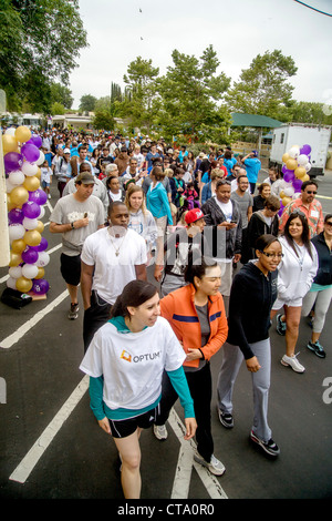 I cittadini locali marzo a sostegno di una raccolta fondi evento per bambini con problemi di visione in Santa Ana CA. Foto Stock