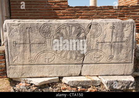 Pietra scolpita dettagli su una mostra a Saint John's Basilica, Selcuk, vicino a Efeso in Turchia Foto Stock