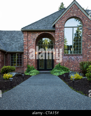 Ingresso alla porta anteriore del upscale home con alberi e il cielo in background Foto Stock