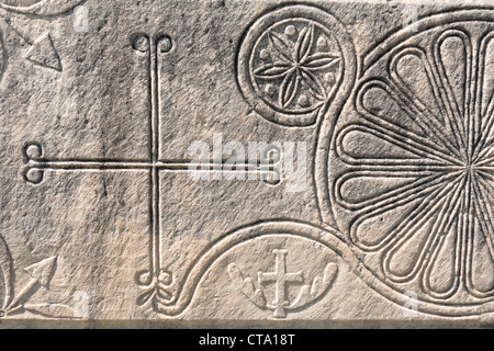 Pietra scolpita dettagli su una mostra a Saint John's Basilica, Selcuk, vicino a Efeso in Turchia Foto Stock