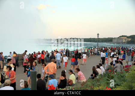 La folla di visitatori presso le cascate del Niagara lookout Foto Stock