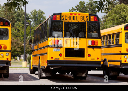 Vista posteriore del bus di scuola Foto Stock