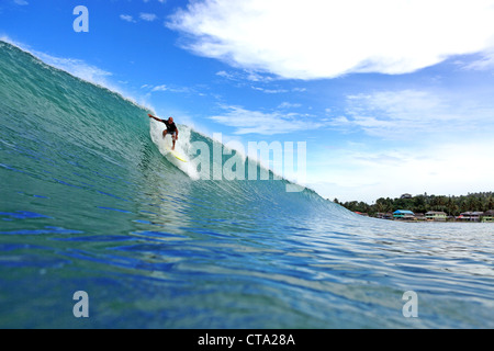 Traveler surf a Lagundri Bay sull'isola di Nias, nel nord di Sumatra. Foto Stock