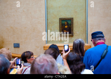 Ai visitatori la visione la Mona Lisa pittura nel museo del Louvre a Parigi Foto Stock