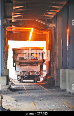 Il trasporto di metallo fuso a caldo di acciaio Foto Stock