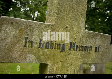 In memoria amorosa di iscrizione su una croce headstone Foto Stock