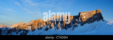 Panorama con la Croda da Lago e Monte Formin, Passo Giau, Cortina d' Ampezzo, Sito Patrimonio Mondiale dell'UNESCO Dolomiti, Dolomiti, V Foto Stock