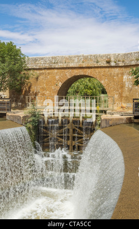 Cancelli di blocco sul Canal de Castilla a Calahorra de Ribas, Palencia, provincia, Castiglia-Leon, Spagna. Foto Stock