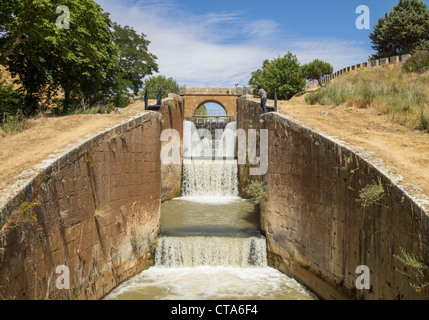 Cancelli di blocco sul Canal de Castilla a Calahorra de Ribas, Palencia, provincia, Castiglia-Leon, Spagna. Foto Stock