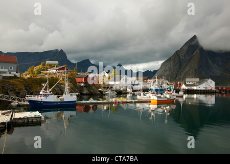 Il villaggio di pesca in Lofoten, Mamnoy in autunno, Moskenesoy, Nordland, Norvegia, Scandinavia, Europa Foto Stock