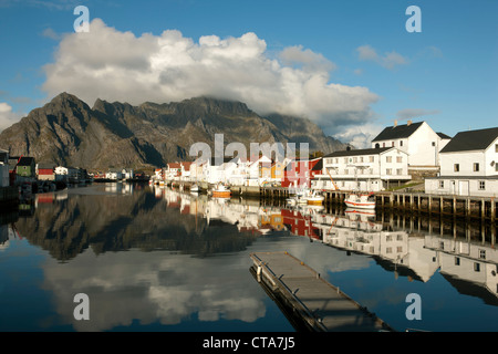 Villaggio di Pescatori di Henningsvaer sulle isole Lofoten, Autunno, Austvagoy, Nordland, Norvegia, Scandinavia, Europa Foto Stock